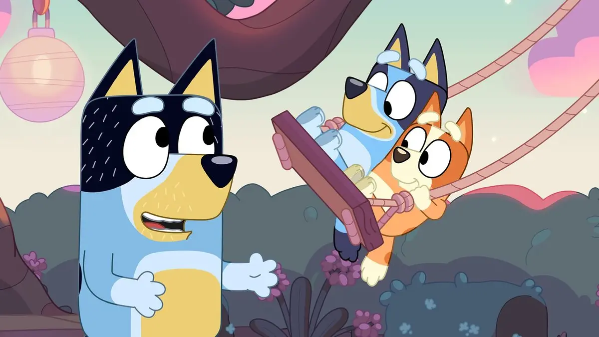 Bluey S01E51 Papa met Bingo et Bluey au lit