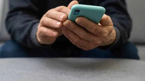 SMS frauduleux, faux Brad Pitt : les nouvelles arnaques qui piègent les Français dans 90' Enquêtes sur TMC