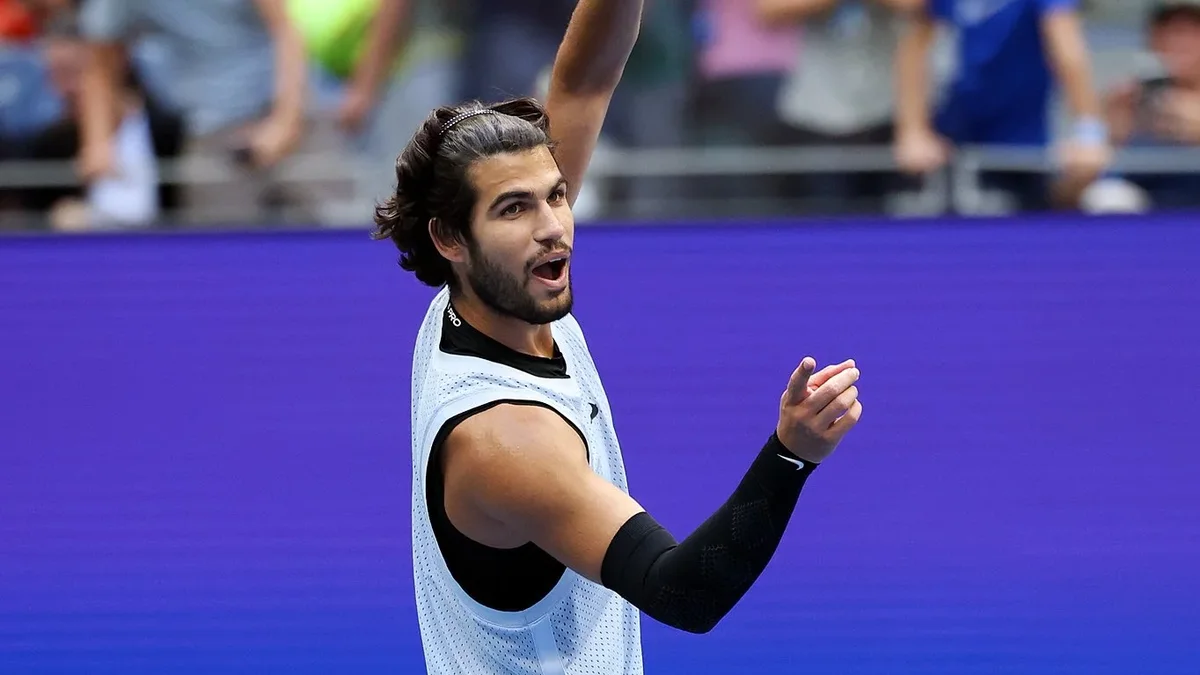 US Open : Carlos Alcaraz rejoint les quarts de finale en éliminant Tommy Paul (vidéo)