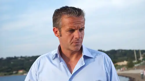 Sous le soleil S10E25 Regarde-moi