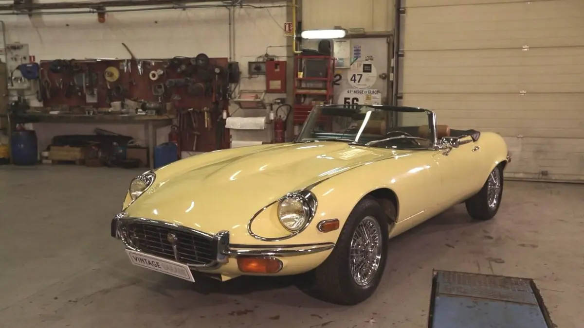 Vintage Mecanic Jaguar type E cabriolet